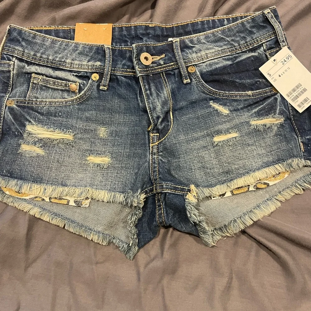 H&M women’s jean shorts. Glitter leopard print inside pocket detail. Size 4. NWT - Picture 1 of 7